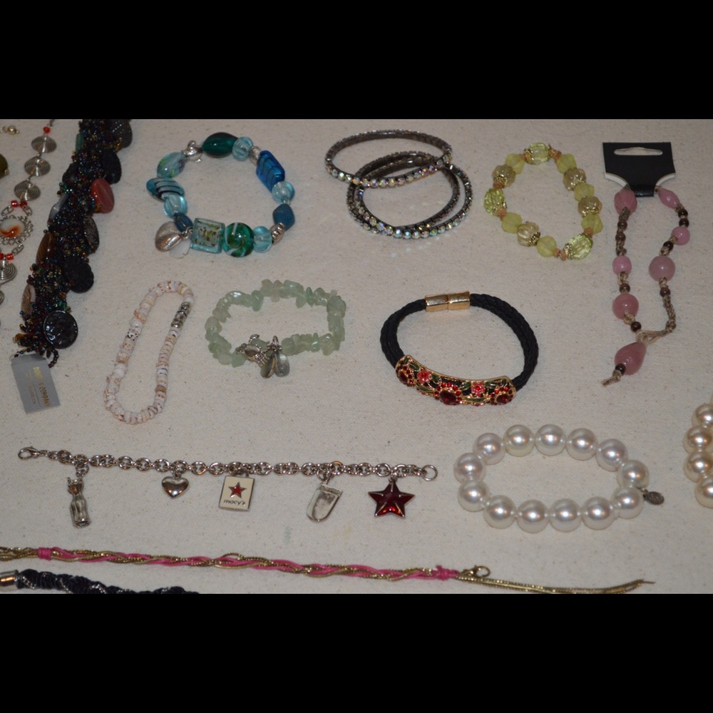 30 Bracelets - Picture 3 of 4